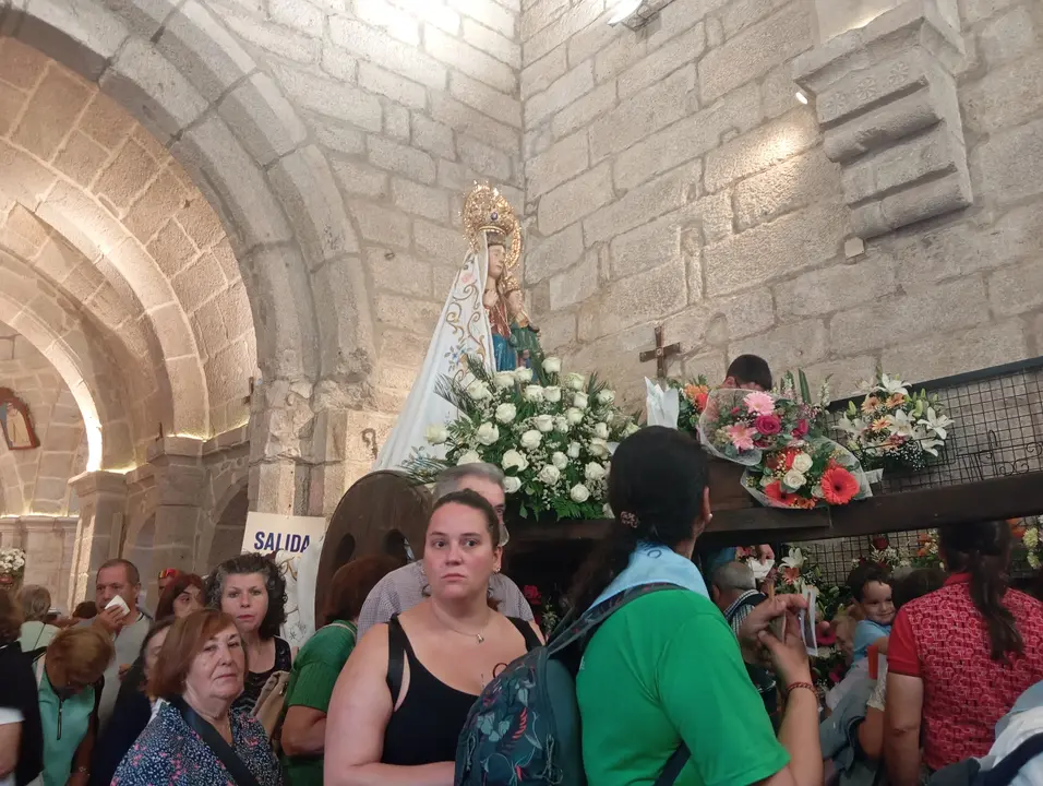 A imaxe da Virxe da Franqueira, rodeada de flores e devoci&oacute;n, percorreu o interior do santuario entre milleiros de romeiros durante a hist&oacute;rica celebraci&oacute;n das Pascuillas. A. OUTERELO.