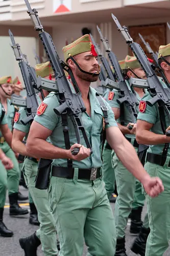Integrantes de la Legi&oacute;n desfilan por la avenida de Samil durante el acto central del D&iacute;a de las Fuerzas Armadas en Vigo, uno de los momentos m&aacute;s aplaudidos por el p&uacute;blico asistente. MINISTERIO DE DEFENSA.