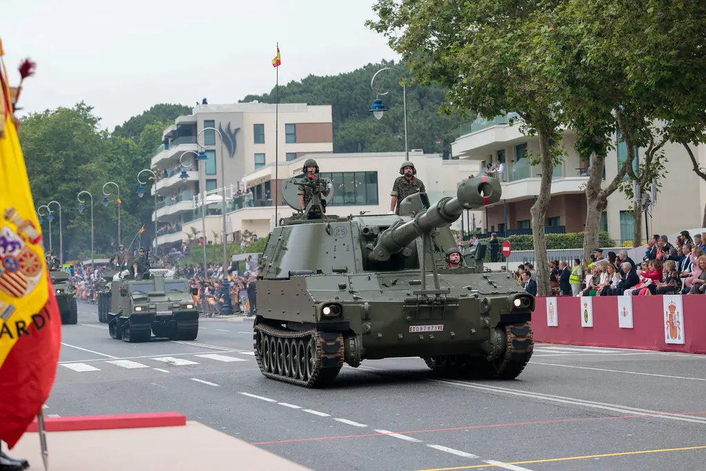 Un ob&uacute;s autopropulsado del Ej&eacute;rcito de Tierra desfila por la avenida de Samil durante el acto central del D&iacute;a de las Fuerzas Armadas celebrado en Vigo, ante miles de espectadores que siguieron el paso de las unidades y veh&iacute;culos militares. MINISTERIO DEL INTERIOR