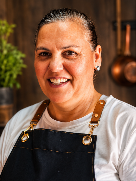 Manuela Imperadeiro dos Santos, propietaria y alma de Tasquinha das Del&iacute;cias, en la aldea de Parada (Lindoso), donde la cocina casera y los productos de proximidad son la esencia de cada plato.