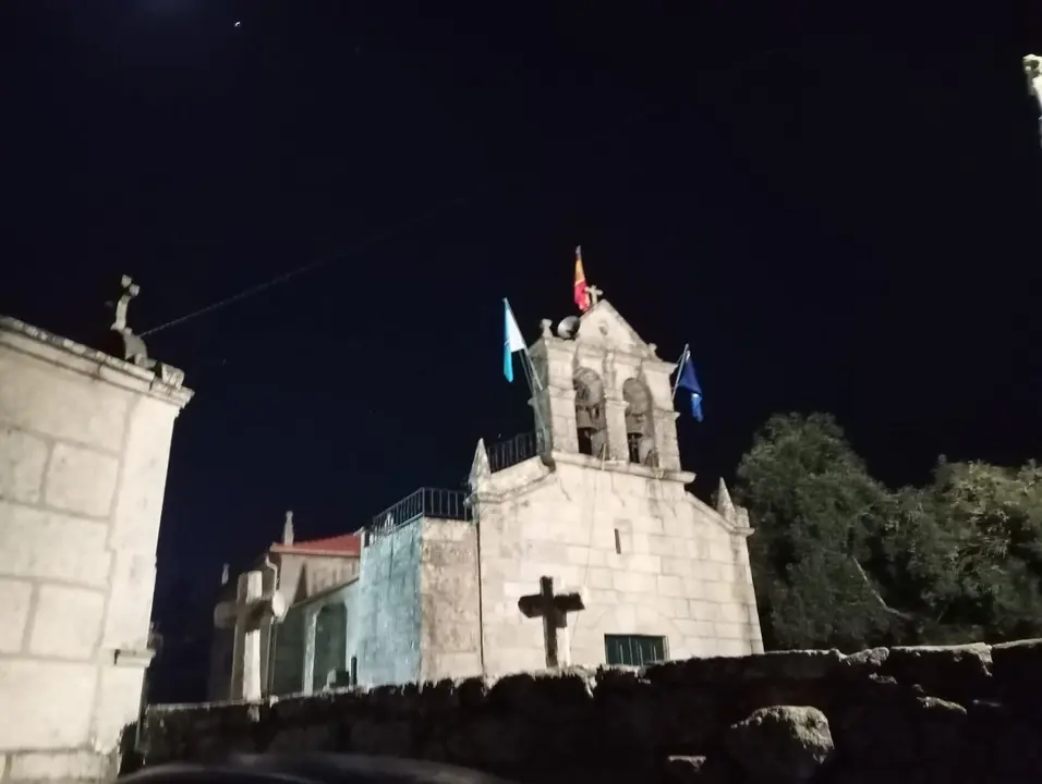 Fachada da igrexa coas bandeiras durante as festas