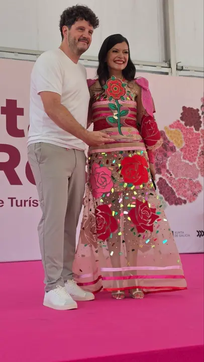 A alcaldesa de Mos, Nidia Ar&eacute;valo, entrega un obsequio ao pregoeiro desta edici&oacute;n da Festa da Rosa, o actor e humorista Touri&ntilde;&aacute;n. R. LEDO.