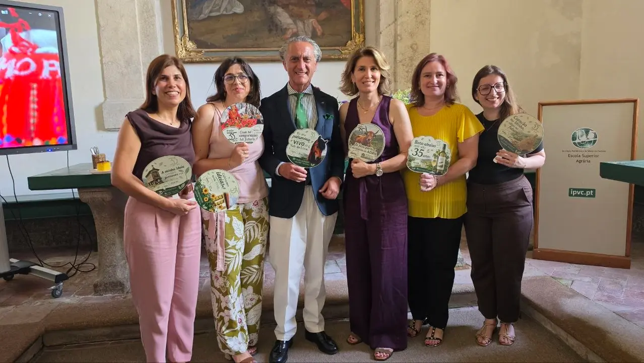 Francisco Calheiros y el equipo de Adril. R. LEDO.