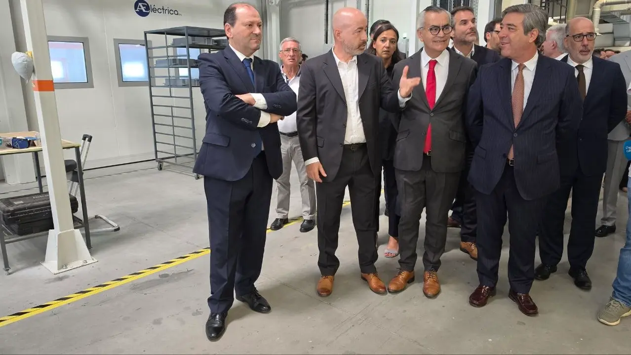 El secretario de Estado Adjunto y de Trabajo de Portugal, Adriano Rafael Moreira (izquierda) y o Jo&atilde;o Manuel Est&eacute;ves, secretario de Estado de Ambiente, compa&ntilde;ado por el alcalde de Arcos de Valdevez, Oleg&aacute;rio Gon&ccedil;alves, y directivos de Nexteam Group, recorri&oacute; las nuevas instalaciones del edificio Bojador durante el acto inaugural del complejo industrial.