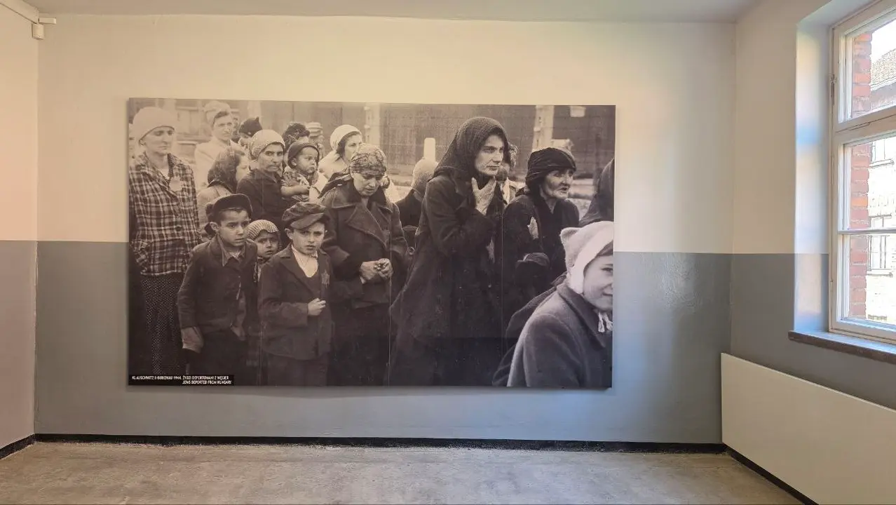Imagen hist&oacute;rica de jud&iacute;os deportados a Auschwitz, expuesta en una de las salas del antiguo campo, como testimonio de la persecuci&oacute;n y el exterminio perpetrados por el nazismo.