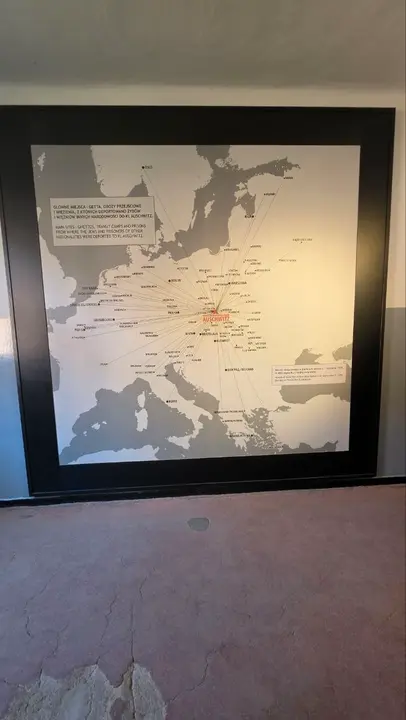 Mapa expuesto en Auschwitz que muestra los principales lugares de origen de los deportados desde toda Europa, reflejo de la dimensi&oacute;n continental del sistema nazi de persecuci&oacute;n y exterminio.