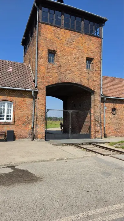 Torre de entrada de Auschwitz II-Birkenau, atravesada por las v&iacute;as f&eacute;rreas por las que llegaban los trenes con deportados de toda Europa hacia el mayor centro de exterminio