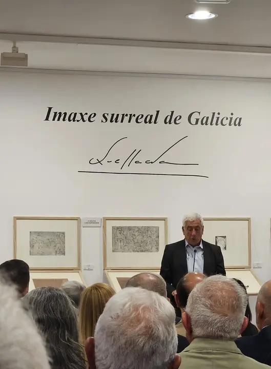 V&iacute;ctor Freixanes interviene durante la inauguraci&oacute;n de la exposici&oacute;n Imaxe surreal de Galicia. Laxeiro, en un acto que reuni&oacute; a destacadas personalidades del mundo de la cultura gallega y rindi&oacute; homenaje al legado art&iacute;stico del pintor.