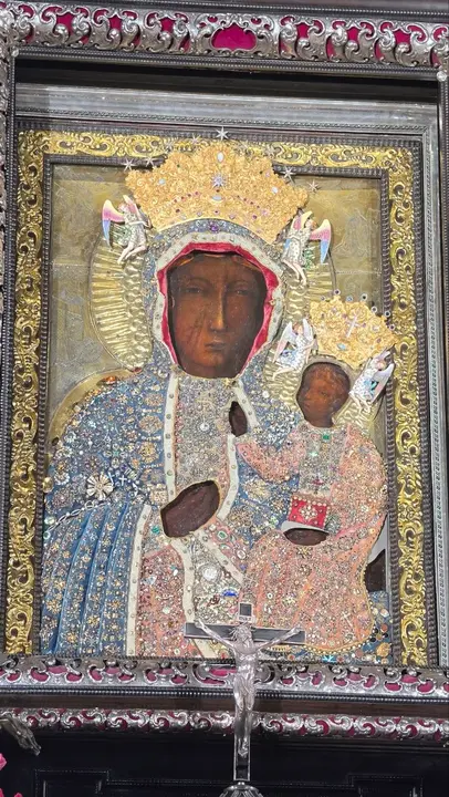 Primer plano de la Virgen Negra de Częstochowa, joya espiritual de Polonia y s&iacute;mbolo de la fe de todo un pueblo. La tradici&oacute;n atribuye a este icono innumerables gracias y milagros, convirti&eacute;ndolo desde hace siglos en uno de los grandes centros de peregrinaci&oacute;n del cristianismo.