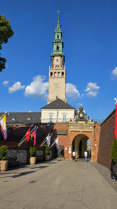 Acceso principal al santuario-monasterio de Jasna G&oacute;ra, en Częstochowa (Polonia), presidido por su emblem&aacute;tica torre campanario de 106 metros, uno de los grandes s&iacute;mbolos espirituales y nacionales del pa&iacute;s, que cada a&ntilde;o recibe a millones de peregrinos procedentes de todo el mundo.