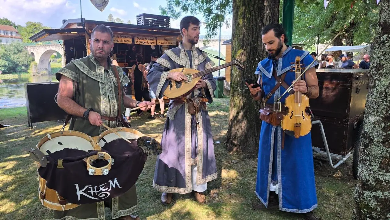 El grupo Khem con Hugo, Rui y Xo&aacute;n, con su musica nos retrotaen al medievo. R. LEDO.