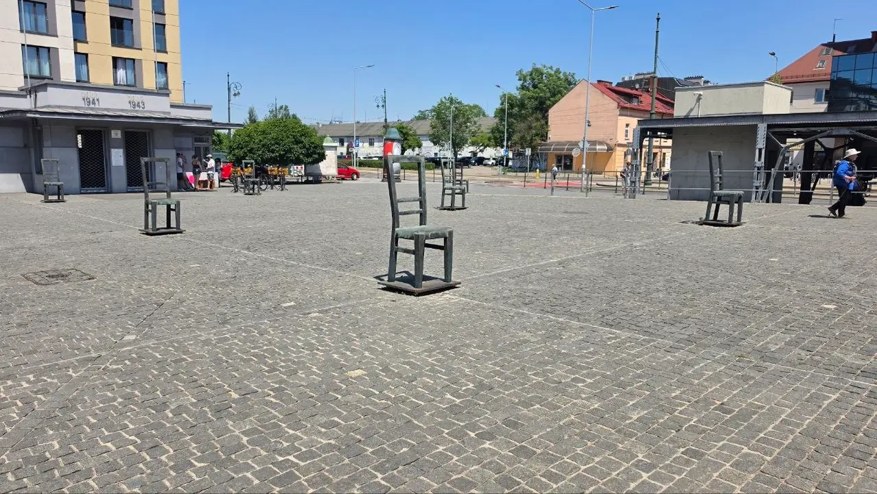 Una de las sillas monumentales de la Plaza de los H&eacute;roes del Gueto, s&iacute;mbolo de las pertenencias abandonadas por las familias jud&iacute;as durante la liquidaci&oacute;n del recinto en marzo de 1943.