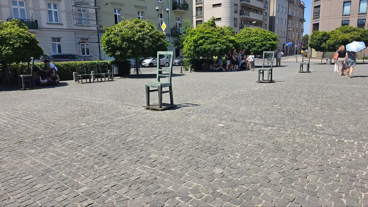 Setenta sillas de bronce se distribuyen por la antigua plaza Zgody, escenario de las concentraciones previas a las deportaciones y actual espacio de memoria de las v&iacute;ctimas del Holocausto.