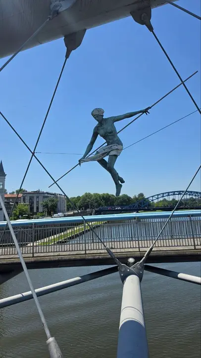 Una de las esculturas del artista polaco Jerzy Kędziora parece mantener el equilibrio sobre los cables de la pasarela del padre Bernatek.