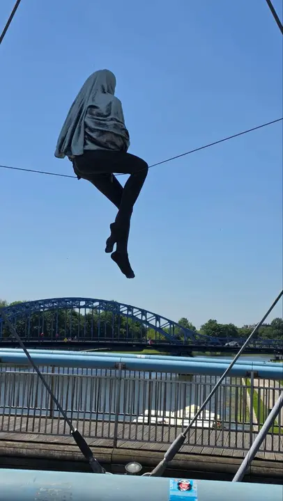 Las esculturas suspendidas se han convertido en una de las im&aacute;genes m&aacute;s reconocibles de la pasarela peatonal que cruza el V&iacute;stula entre Kazimierz y Podg&oacute;rze.