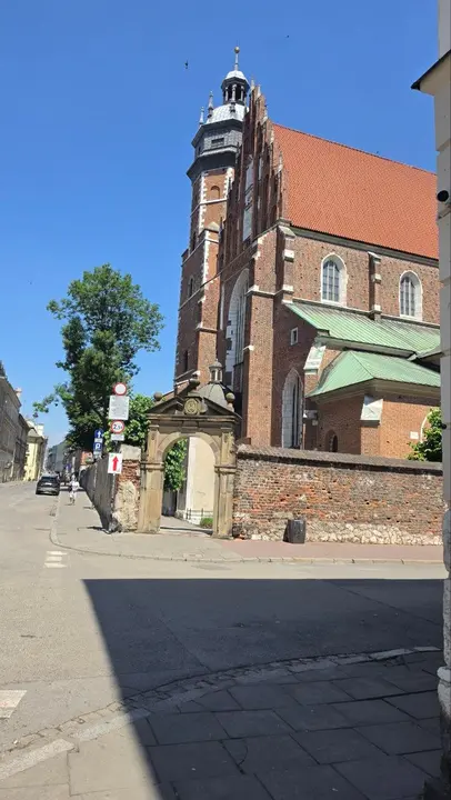 La bas&iacute;lica del Corpus Christi recuerda la hist&oacute;rica convivencia de las comunidades cristiana y jud&iacute;a en Kazimierz, aunque cada una mantuvo sus propios espacios religiosos y culturales.
