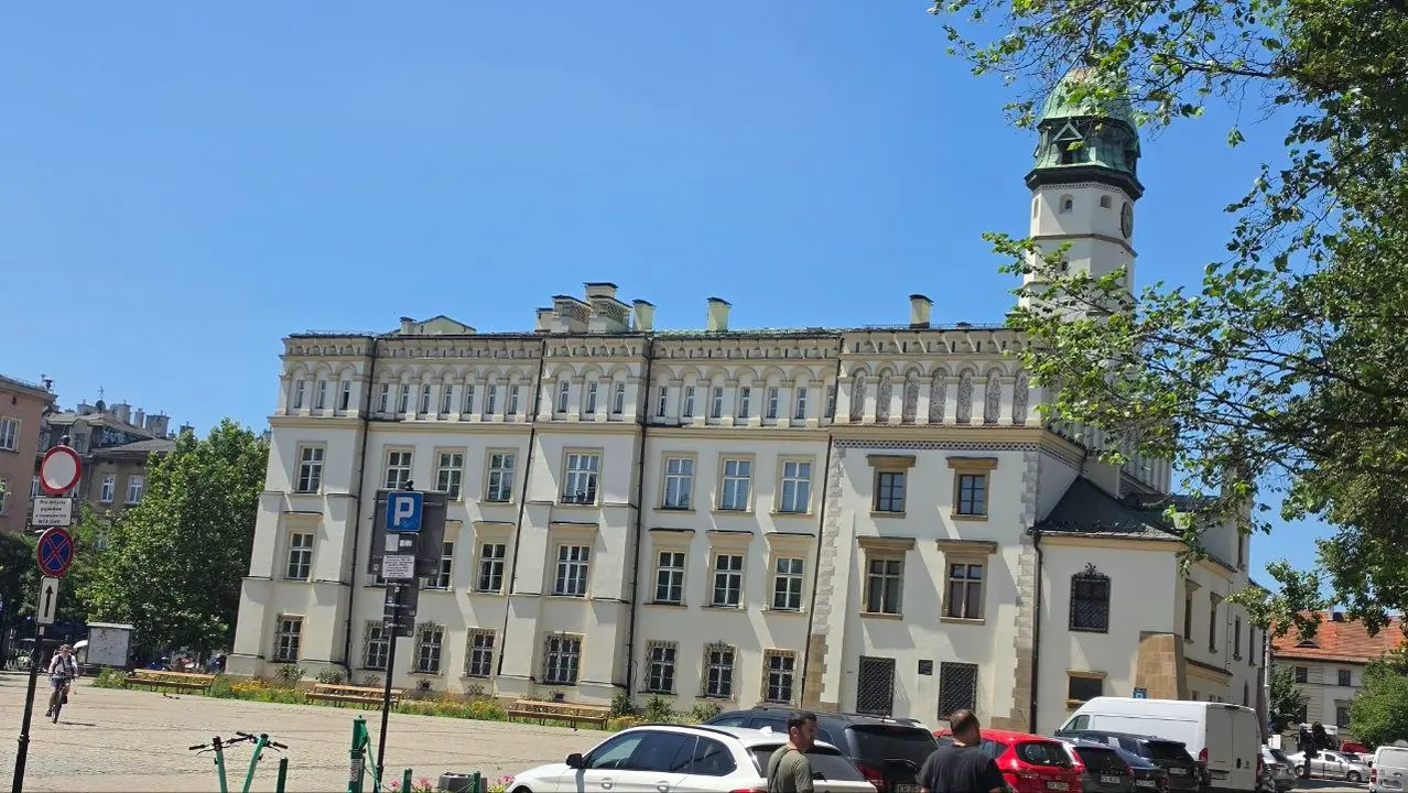 El antiguo Ayuntamiento de Kazimierz, situado en la plaza Wolnica y convertido actualmente en sede del Museo Etnogr&aacute;fico de Cracovia. La localidad fue fundada en 1335 como una ciudad independiente.
