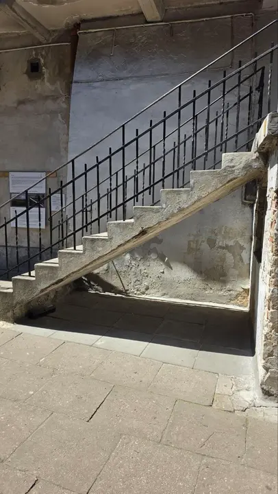 Escalera del patio del n&uacute;mero 12 de la calle J&oacute;zefa, en Kazimierz, uno de los escenarios utilizados por Steven Spielberg durante el rodaje de La lista de Schindler.