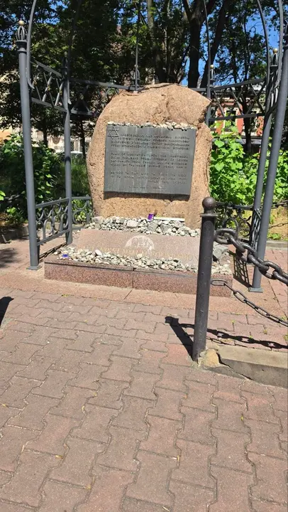 Memorial dedicado a los jud&iacute;os de Cracovia y su entorno asesinados por los nazis durante la Segunda Guerra Mundial.