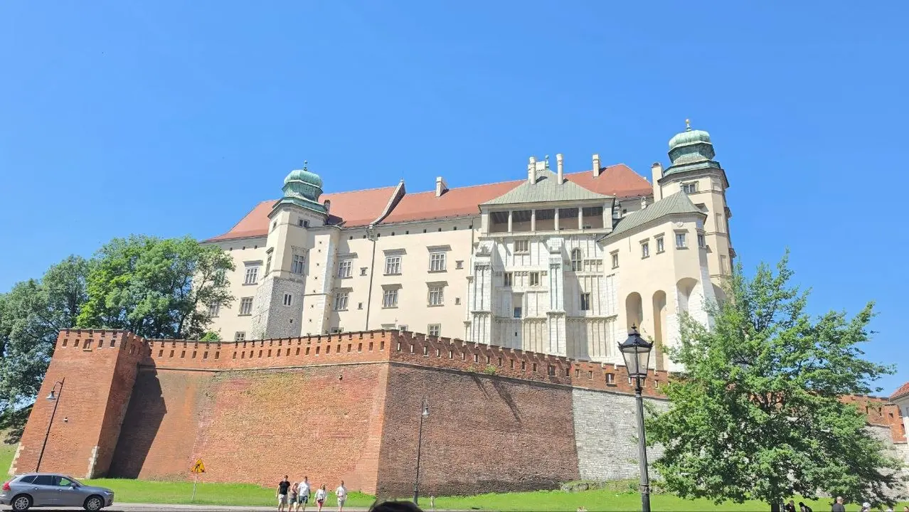 El castillo de Wawel, residencia hist&oacute;rica de los reyes de Polonia, domina una de las colinas m&aacute;s emblem&aacute;ticas de Cracovia y pone el contrapunto monumental al recorrido por la memoria de la ciudad.