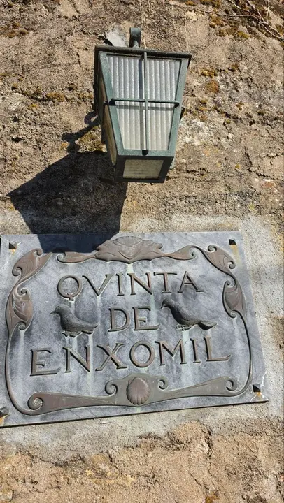 Placa con el nombre de la Quinta de Enxomil, colocada junto a uno de los accesos hist&oacute;ricos de la propiedad