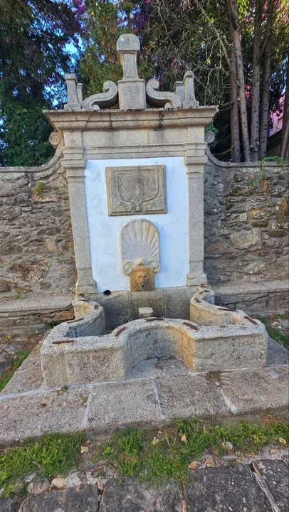 La fuente del le&oacute;n, uno de los elementos m&aacute;s singulares de la quinta. Sobre el mascar&oacute;n se conserva una inscripci&oacute;n p&eacute;trea con la fecha de 1735, vinculada a una importante etapa de transformaci&oacute;n de Enxomil.