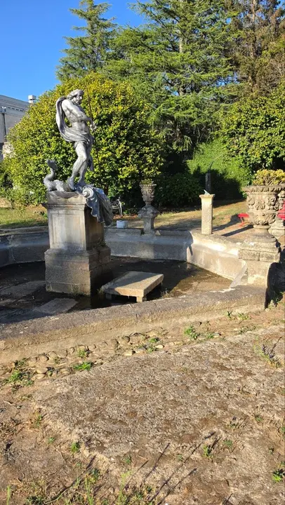 La denominada fuente de Neptuno ocupa el centro de uno de los espacios ajardinados de la quinta, rodeada por una pila poligonal y varios elementos ornamentales de piedra.