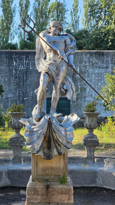 La denominada fuente de Neptuno ocupa el centro de uno de los espacios ajardinados de la quinta, rodeada por una pila poligonal y varios elementos ornamentales de piedra.