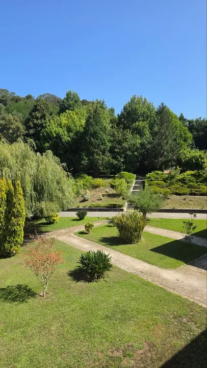 Los jardines interiores conservan una combinaci&oacute;n de caminos geom&eacute;tricos, parterres y &aacute;rboles de gran porte, dentro de la extensa superficie verde que rodea las edificaciones.
