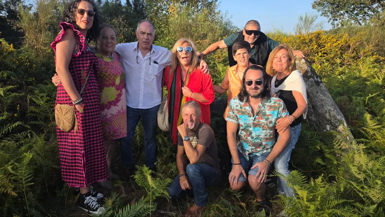 Ante el dolmen, de izq. a dcha, Nuria, Pilar, Maximino, Trini, Sara, Jos&eacute; Cabaleiro (detr&aacute;s), Bel&eacute;n y agachados Jos&eacute; Canedo y Jos&eacute; Luis.