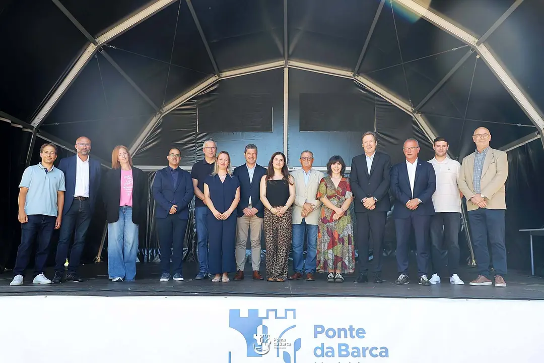 Representantes de los municipios participantes posan durante la ceremonia oficial de apertura de Olympics4all en Ponte da Barca.