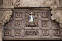 Imagen de la asunción de la virgen María en la puerta exterior de la catedral de Tui.
