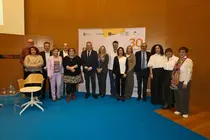 Representantes institucionais, profesionais sanitarios e asociacións de pacientes durante o acto “Coida os teus riles, coida a túa vida”, celebrado en Santiago para promover a prevención da enfermidade renal crónica en Galicia.