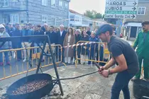 Un asador de castañas muestra su labor tradicional ante las autoridades durante la XXX Feria de la Castaña y del Champiñón de Riós.