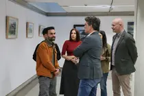 O delegado territorial da Xunta en Lugo, Javier Arias (esquerda), xunto ao artista Oniel Rodríguez (dereita), durante a inauguración da mostra "Grazas Galicia" na Delegación Territorial.