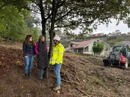La alcaldesa de Ponteareas, Nava Castro, junto a la concejala de Medio Ambiente, Silvia Fdez. Táboas, supervisan con un trabajador municipal los primeros trabajos de limpieza y desbroce de fincas en el municipio.