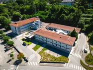 Vista aérea do Centro de Saúde de Arcos de Valdevez, que será ampliado e requalificado no âmbito do PRR para acolher a nova Unidade de Retaguarda.