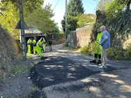 El teniente de alcalde y concejal de Vías y Obras, Juan Carlos Glez. Carrera, supervisa los trabajos de asfaltado incluidos en el plan de mejora de las calles del centro urbano de Ponteareas.