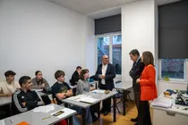 El conselleiro de Educación, Román Rodríguez, durante el acto de presentación del plan de digitalización del Conservatorio Municipal de Ponteareas, junto a representantes del profesorado y autoridades locales.