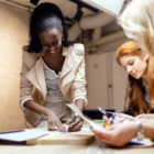 Liderazgo y dedicación femenina en el entorno laboral.