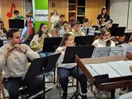 La pasión por la música une a los talentos en cada ensayo, preparando las próximas melodías que llenarán de vida nuestros barrios. Un compromiso con la cultura y la tradición.