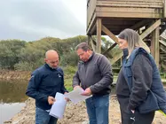 El alcalde de O Porriño, Alejandro Lorenzo, supervisa los avances en la restauración ecológica de las Gándaras de Budiño, un proyecto de 800.000 euros para proteger el sapoconcho europeo y restaurar los humedales.