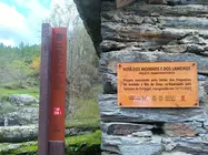 Señalización de la Grande Rota dos Moinhos e Lameiros (GR-298), el sendero de 67 kilómetros que une Portugal y Castilla y León, recientemente galardonado como el "Sendero más Popular de Castilla y León 2025".