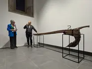 A cambela doada polo MUVICLA, xunto a representantes do Museo do Pobo Galego durante o acto de entrega.