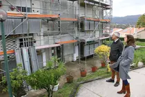 O presidente da Câmara, Olegário Gonçalves, acompanhado, durante a visita às obras de habitação social num dos edifícios em construção.