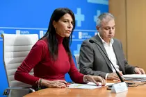 La conselleira de Vivienda y Planificación de Infraestructuras, junto al secretario general de Vivienda y Urbanismo, Heriberto García Porto, valoró hoy la situación de la gestión de estas viviendas