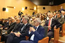 O presidente da Comissão de Co-Gestão do Parque Nacional da Peneda-Gerês, Olegário Gonçalves, durante a sessão em Ponte da Barca, acompanhado pelo ministro Manuel Castro Almeida, pelo secretário de Estado João Esteves e restantes autoridades presentes no auditório.