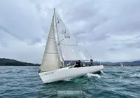 El Okofen, de Javier de la Gándara, mantiene el liderato de la Liga de Otoño J80 tras una cuarta jornada sin pruebas por falta de viento estable.