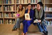 A alcaldesa de Mos, Nidia Arévalo, acompañada por dúas representantes municipais, durante a celebración do recoñecemento á Biblioteca María Magdalena.