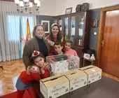 Os gañadores da campaña “Compra e Gaña en Mos” posan tras o sorteo celebrado no Concello, no que se repartiron vales de compra para gastar no comercio local.